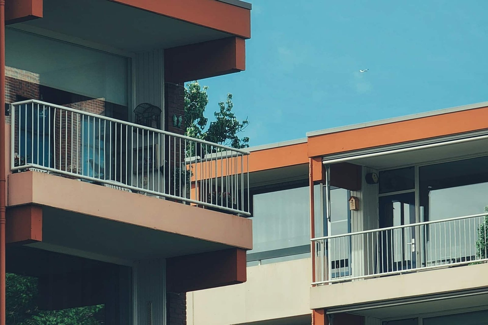 Metallisches Türband einer älteren Balkontür mit sichtbaren Gebrauchsspuren