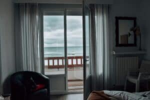 Gummidichtung im Rahmen einer Balkontür im Nahbereich