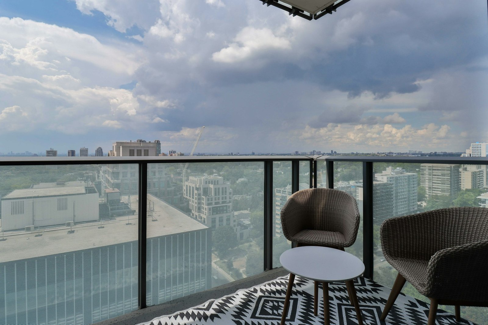 Geschlossene Balkontür in einer Wohnung aus Innenperspektive