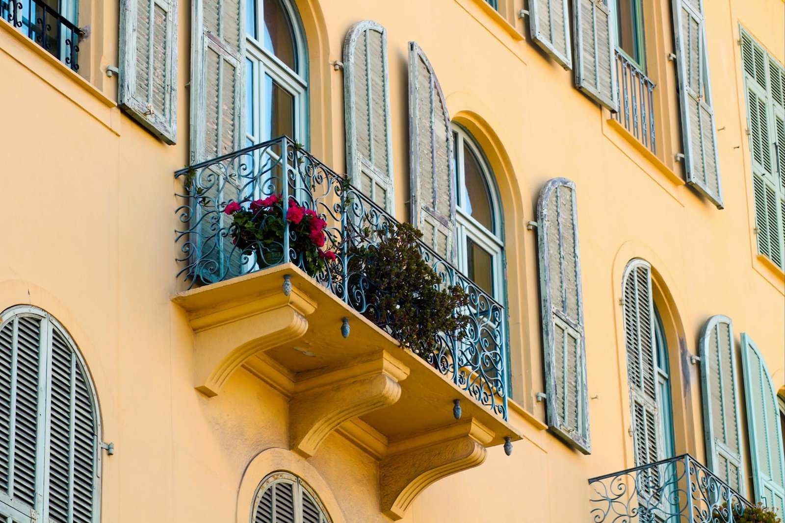 Balkontür mit sichtbarem Spalt zwischen Türflügel und Rahmen