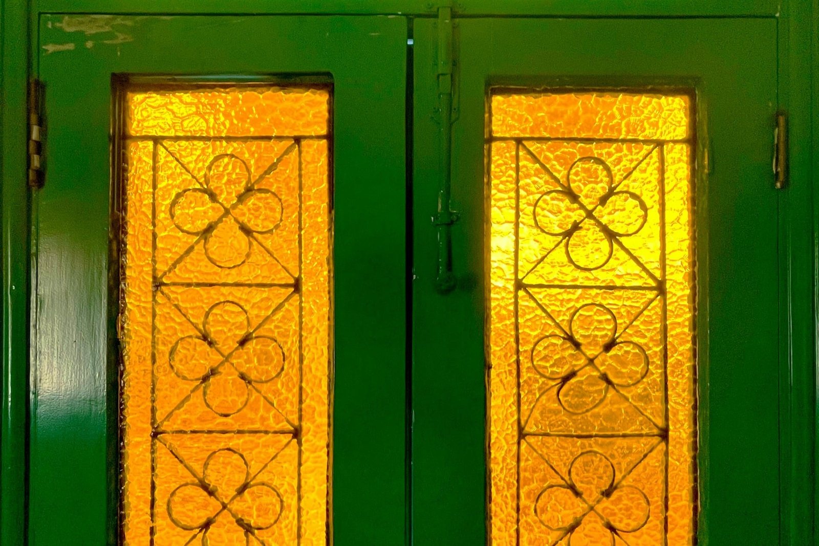 Oberes Scherenlager einer geöffneten Balkontür