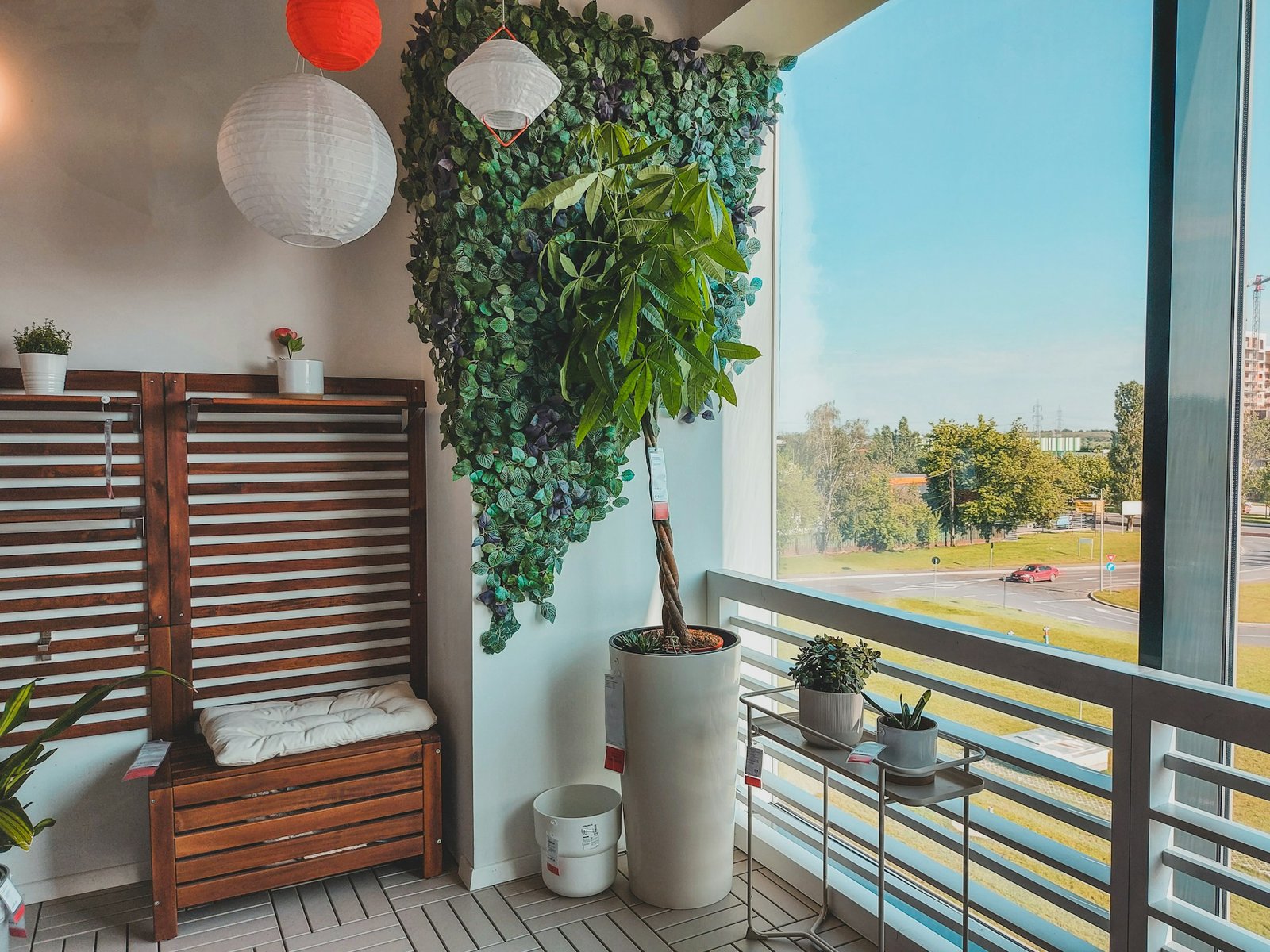 Geschlossene Balkontür in einer Wohnung mit sichtbarem Rahmen