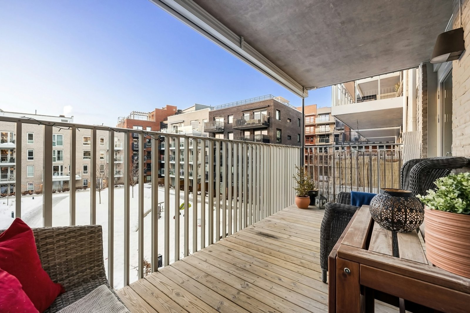 Geschlossene Balkontür in einer Wohnung mit sichtbarem Rahmen