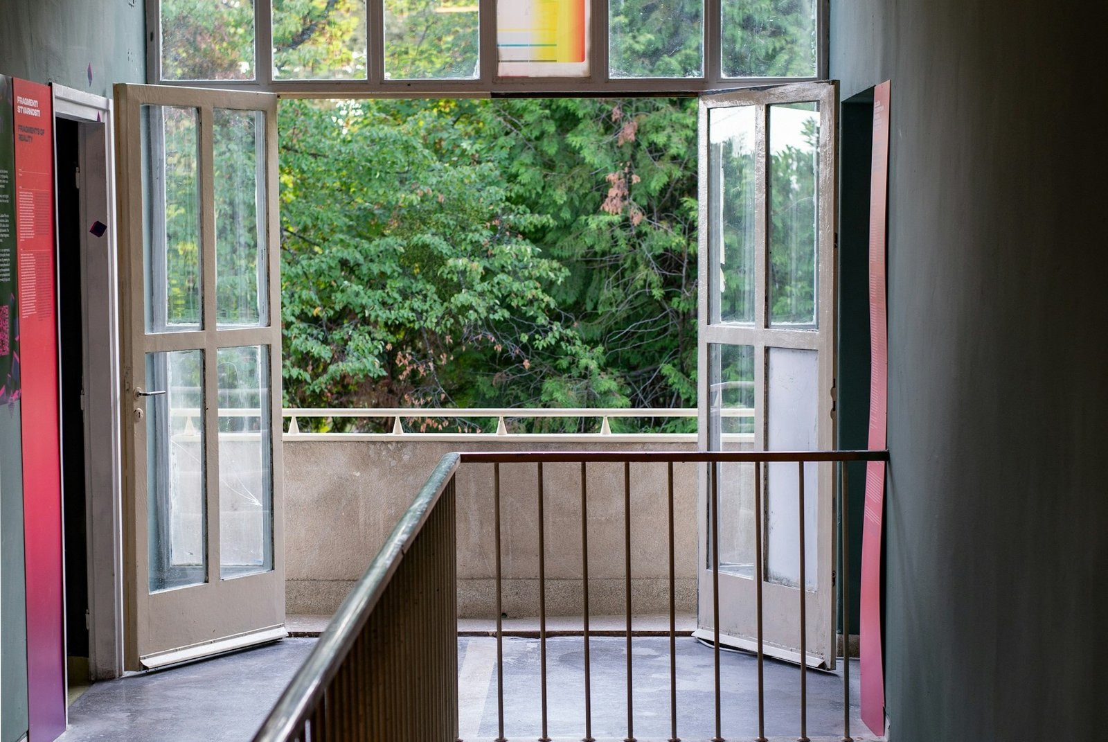 Stark beanspruchtes Türband einer Balkontür mit sichtbaren Gebrauchsspuren