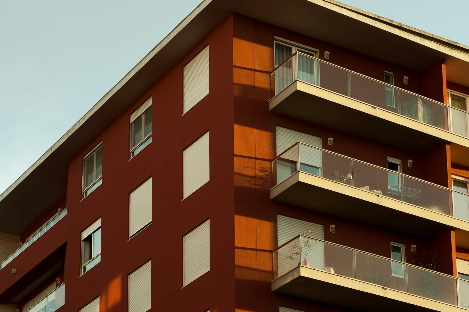 Handwerker prüft Beschläge an einer Terrassentür