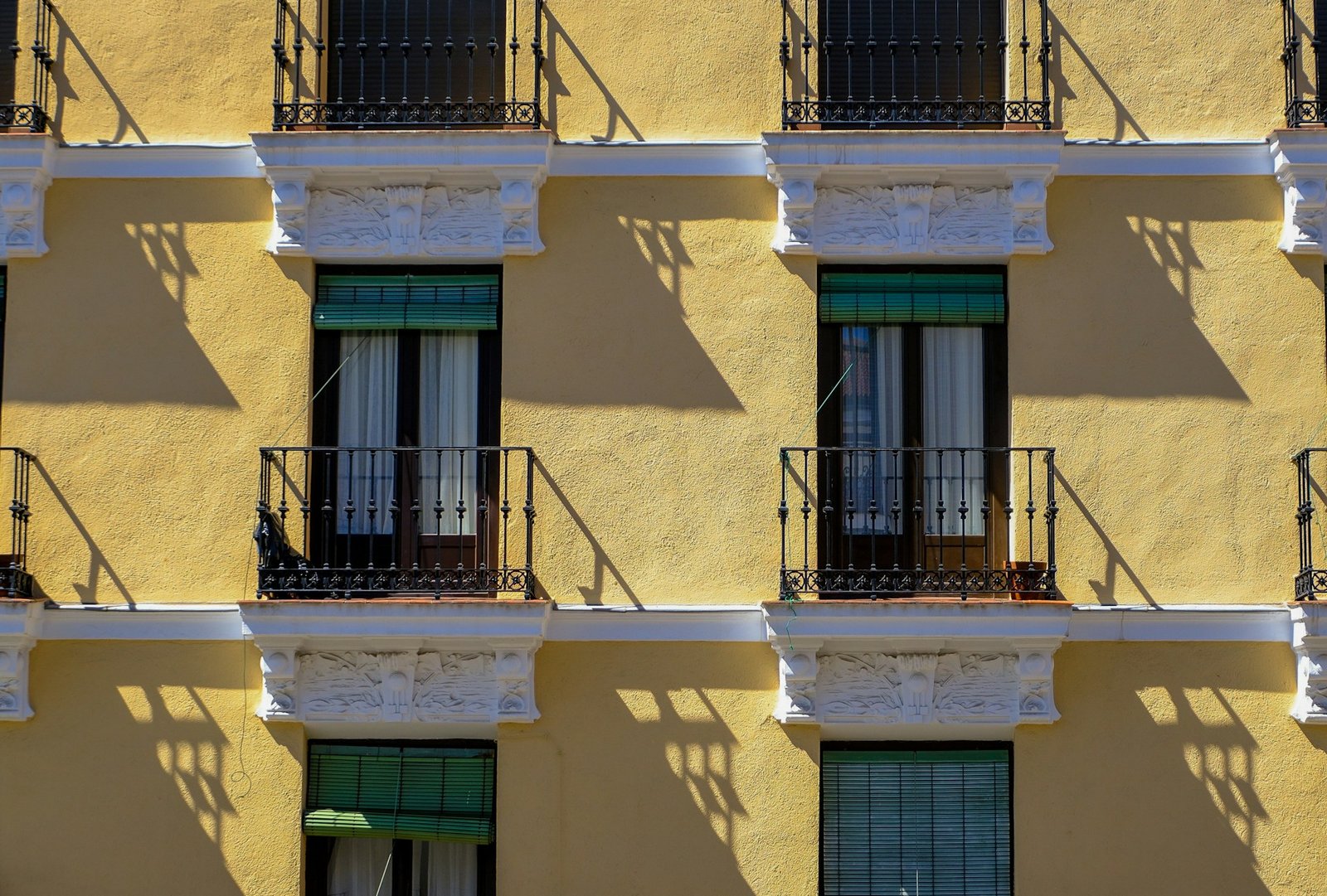 Sichtbarer Spalt zwischen Balkontür und Rahmen im oberen Bereich