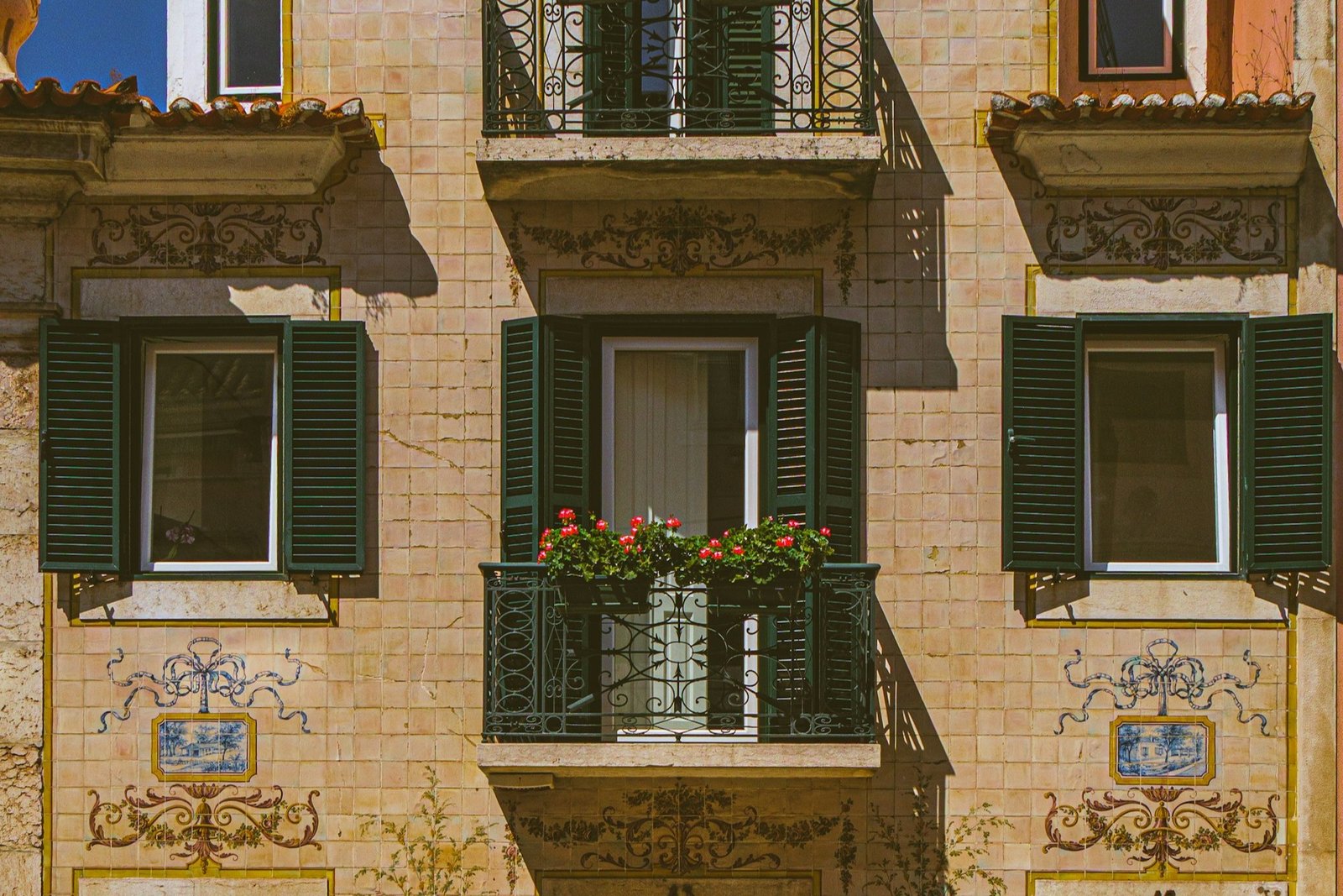 Unteres Türband einer geöffneten Terrassentür mit sichtbarer Einstellschraube