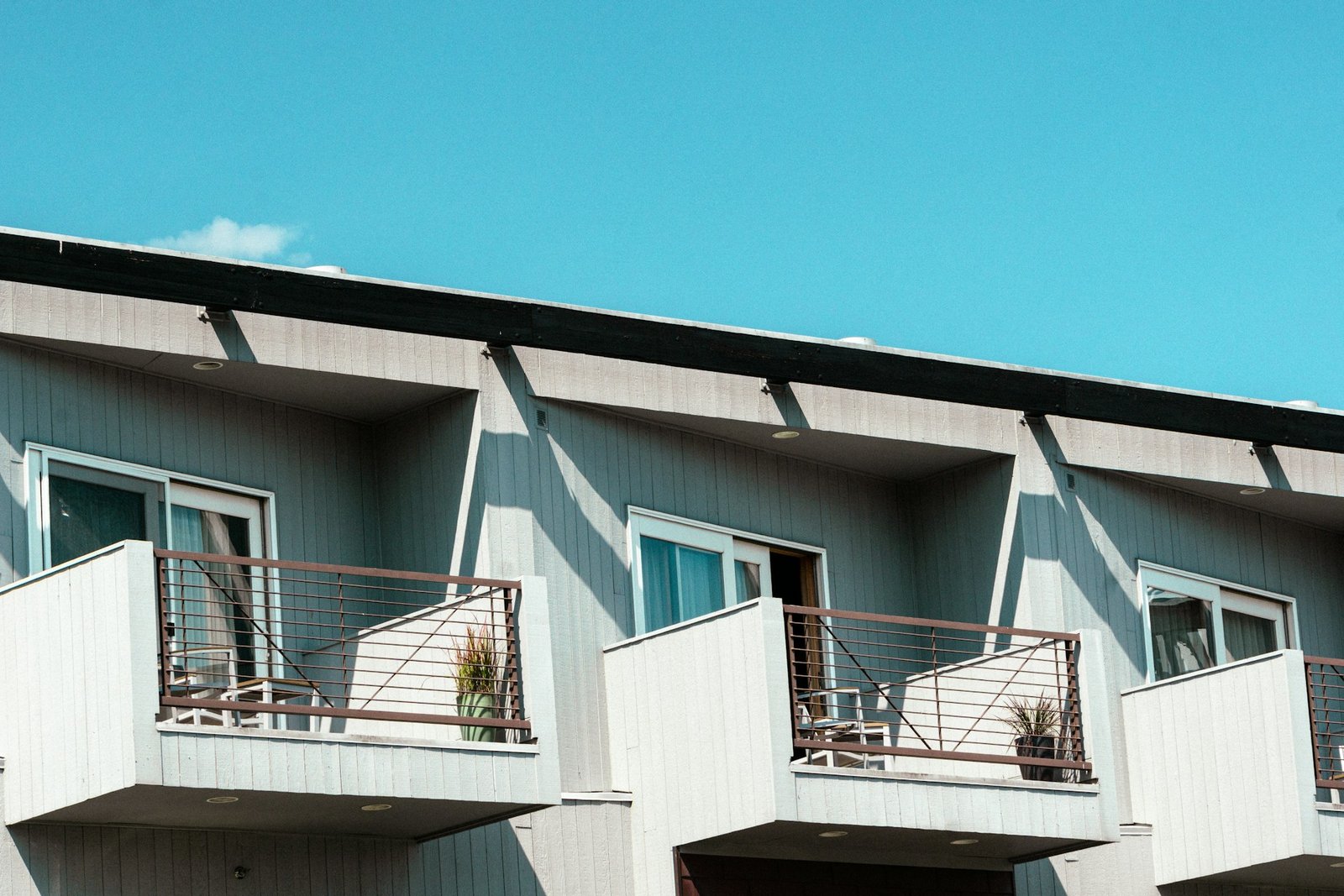 Gummidichtung im Rahmen einer Balkontür im Nahbereich