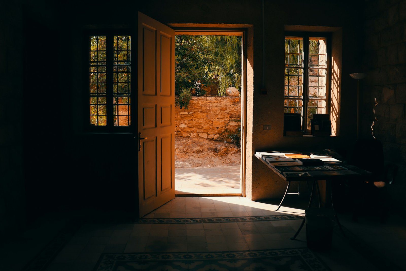 Unterer Bereich einer Balkontür, der am Bodenprofil streift