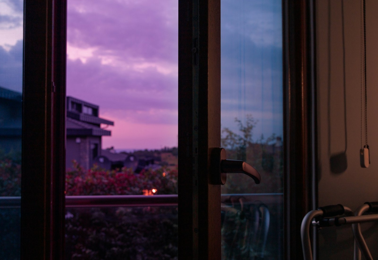 Schiefe Balkontür im Rahmen